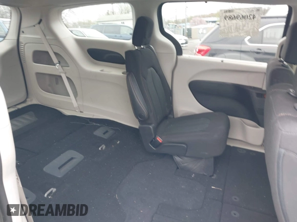 2020 Chrysler Pacifica Touring with VIN 2C4RC1FG3LR245765, listed as a IAAI auction lot 42069689 with 40,869 mi miles and . Bid and sale history available at DreamBid. Image 8.