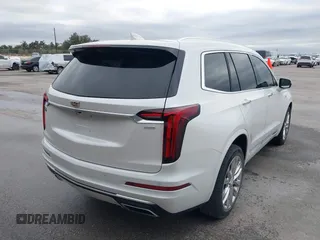 2021 Cadillac XT6 Premium Luxury z VIN 1GYKPCRS8MZ233209, wystawiony jako IAAI lot #40012714 z przebiegiem 45 599 mil mil oraz . Historia ofert i sprzedaży dostępna na DreamBid. Obrazek 4.