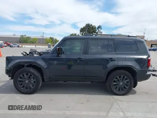 2024 Toyota Land Cruiser z VIN JTEABFAJ0R5007650, wystawiony jako IAAI lot #41981390 z przebiegiem 5 629 mil mil oraz . Historia ofert i sprzedaży dostępna na DreamBid. Obrazek 15.