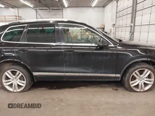 2011 Volkswagen Touareg Sport с VIN WVGFK9BP2BD001256, выставлен на аукционе IAAI как лот 41503097 с пробегом 201 301 миль миль и . История ставок и продаж доступна на DreamBid. Изображение 14.