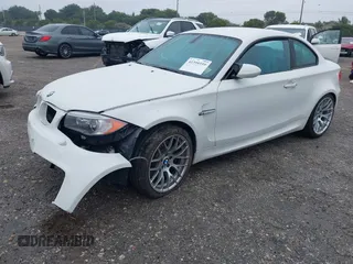 2011 BMW 1 Series M z VIN WBSUR9C56BVP76005, wystawiony jako IAAI lot #41399359 z przebiegiem 31 970 mil mil oraz . Historia ofert i sprzedaży dostępna na DreamBid. Obrazek 18.
