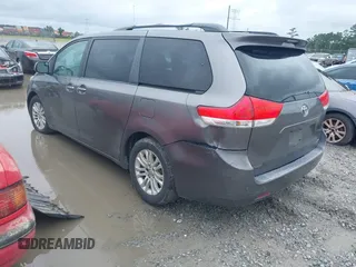 2011 Toyota Sienna XLE AAS z VIN 5TDYK3DC9BS114078, wystawiony jako IAAI lot #42434853 z przebiegiem 301 384 mil mil oraz . Historia ofert i sprzedaży dostępna na DreamBid. Obrazek 3.