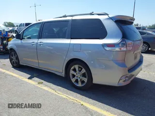 2013 Toyota Sienna SE с VIN 5TDXK3DC7DS287161, выставлен на аукционе IAAI как лот 42249232 с пробегом 168 307 миль миль и . История ставок и продаж доступна на DreamBid. Изображение 3.