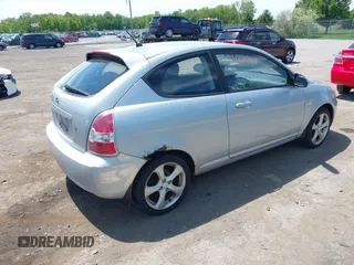 2007 Hyundai Accent SE z VIN KMHCN36C67U007308, wystawiony jako IAAI lot #42312114 z przebiegiem 105 096 mil mil oraz . Historia ofert i sprzedaży dostępna na DreamBid. Obrazek 4.