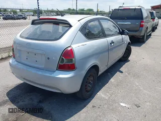 2008 Hyundai Accent GS z VIN KMHCM36C98U066163, wystawiony jako IAAI lot #42410152 z przebiegiem 196 656 mil mil oraz . Historia ofert i sprzedaży dostępna na DreamBid. Obrazek 4.