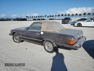 1984 Mercedes-Benz 380 SL z VIN WDBBA45A5EA009369, wystawiony jako Copart lot #74363674 z przebiegiem 79 513 mil mil oraz Szkoda całkowita • Salvage title. Historia ofert i sprzedaży dostępna na DreamBid. Obrazek 2.