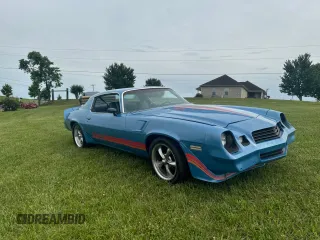 1981 Chevrolet Camaro z VIN 1G1AP87L6BL168993, wystawiony jako Copart lot #58643665 z przebiegiem 34 948 mil mil oraz Czysty tytuł • Clean title. Historia ofert i sprzedaży dostępna na DreamBid. Obrazek 1.