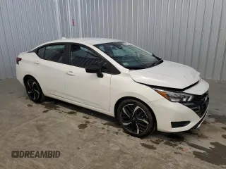 2024 Nissan Versa SR z VIN 3N1CN8FV5RL915252, wystawiony jako Copart lot #60133725 z przebiegiem 24 603 mil mil oraz Czysty tytuł • Clean title. Historia ofert i sprzedaży dostępna na DreamBid. Obrazek 4.