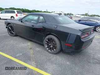 2016 Dodge Challenger R/T Scat Pack z VIN 2C3CDZFJ2GH254938, wystawiony jako IAAI lot #40888589 z przebiegiem 114 582 mil mil oraz . Historia ofert i sprzedaży dostępna na DreamBid. Obrazek 3.