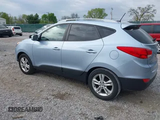 2013 Hyundai Tucson GLS z VIN KM8JU3AC2DU629319, wystawiony jako IAAI lot #41999664 z przebiegiem 71 711 mil mil oraz . Historia ofert i sprzedaży dostępna na DreamBid. Obrazek 3.