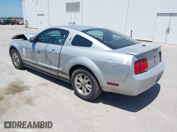 2007 Ford Mustang Deluxe z VIN 1ZVFT80N275244240, wystawiony jako IAAI lot #42279817 z przebiegiem 204 840 mil mil oraz . Historia ofert i sprzedaży dostępna na DreamBid. Obrazek 3.