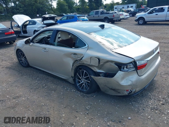 2018 Lexus ES with VIN 58ABK1GG0JU111819, listed as a IAAI auction lot 40320555 with 32,194 mi miles. Bid and sale history available at carsss.com. Image 3.