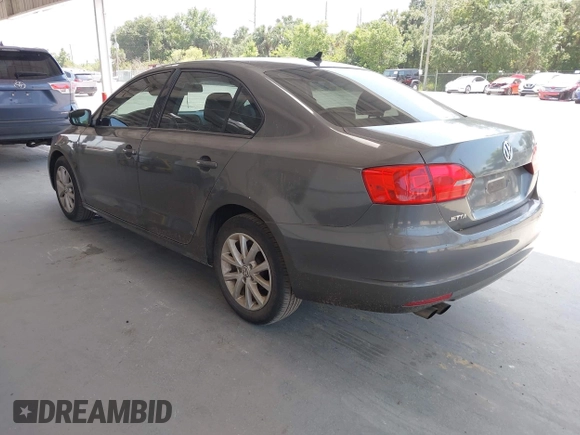 2014 Volkswagen Jetta SE z VIN 3VWD17AJXEM315517, wystawiony jako IAAI lot #42348053 z przebiegiem 120 208 mil mil oraz . Historia ofert i sprzedaży dostępna na DreamBid. Obrazek 3.