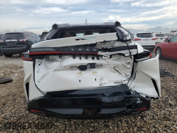 2024 Lexus RZ 450e Premium z VIN JTJAAAAB8RA023618, wystawiony jako Copart lot #43230375 z przebiegiem 8307 mil mil oraz Szkody całkowita. Historia ofert i sprzedaży dostępna na DreamBid. Obrazek 6.