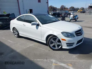 2015 Mercedes-Benz C 250 z VIN WDDGJ4HB5FG387742, wystawiony jako IAAI lot #41843773 z przebiegiem 77 548 mil mil oraz . Historia ofert i sprzedaży dostępna na DreamBid. Obrazek 1.