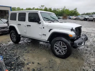 2025 Jeep Wrangler Sahara z VIN 1C4PJXEN2SW560255, wystawiony jako Copart lot #58759415 z przebiegiem 1 612 mil mil oraz Czysty tytuł • Clean title. Historia ofert i sprzedaży dostępna na DreamBid. Obrazek 4.