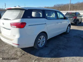 2017 Kia Sedona L with VIN KNDMA5C10H6257698, listed as a IAAI auction lot 41343330 with 141,352 mi miles. Bid and sale history available at carsss.com. Image 4.