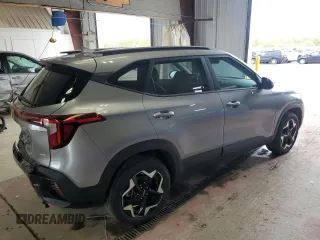 2025 Kia Seltos S z VIN KNDEUCAA7S7684266, wystawiony jako Copart lot #55815285 z przebiegiem 6869 mil mil oraz Szkody całkowita. Historia ofert i sprzedaży dostępna na DreamBid. Obrazek 3.