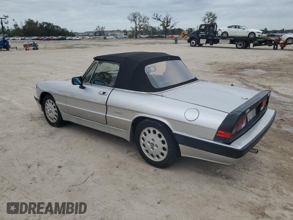 1990 Alfa Romeo Spider z VIN ZARBA12T0L6002373, wystawiony jako Copart lot #75362404 z przebiegiem 73 479 mil mil oraz Nie do naprawy • Non repairable. Historia ofert i sprzedaży dostępna na DreamBid. Obrazek 2.