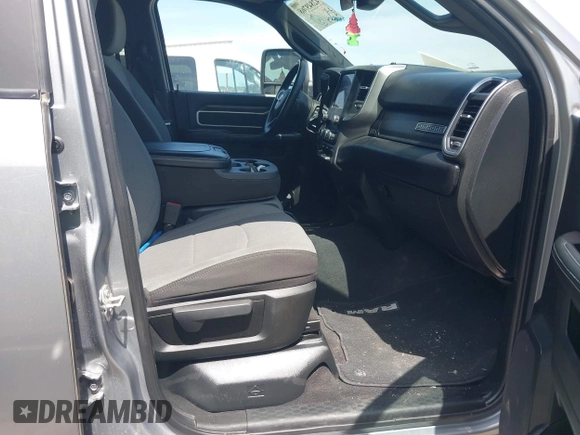 2024 Ram 2500 Big Horn z VIN 3C6UR5DL9RG246005, wystawiony jako IAAI lot #42849768 z przebiegiem 48 843 mil mil oraz . Historia ofert i sprzedaży dostępna na DreamBid. Obrazek 5.