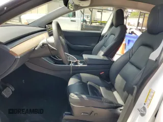 2020 Tesla Model Y Long Range z VIN 5YJYGDEEXLF043910, wystawiony jako Copart lot #54007745 z przebiegiem 102 974 mil mil oraz Szkoda całkowita • Salvage title. Historia ofert i sprzedaży dostępna na DreamBid. Obrazek 7.