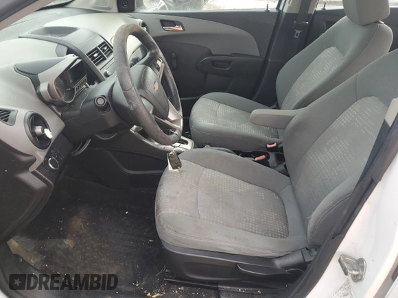 2013 Chevrolet Sonic LS z VIN 1G1JA6SHXD4228652, wystawiony jako Copart lot #48116655 z przebiegiem 170 306 mil mil oraz Szkoda całkowita • Salvage title. Historia ofert i sprzedaży dostępna na DreamBid. Obrazek 7.