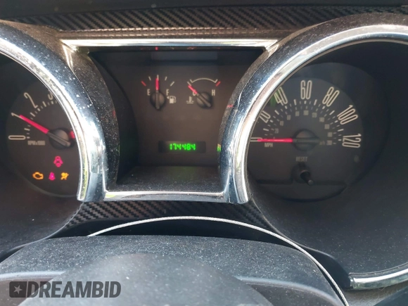 2005 Ford Mustang Deluxe z VIN 1ZVFT80N855137996, wystawiony jako IAAI lot #41872426 z przebiegiem 174 484 mil mil oraz . Historia ofert i sprzedaży dostępna na DreamBid. Obrazek 7.