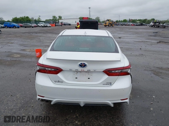 2022 Toyota Camry Hybrid XSE z VIN 4T1K31AK5NU583117, wystawiony jako IAAI lot #42204189 z przebiegiem 22 639 mil mil oraz . Historia ofert i sprzedaży dostępna na DreamBid. Obrazek 17.