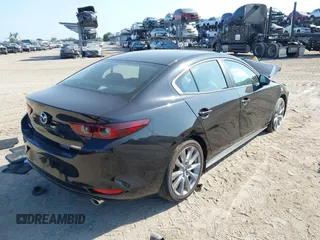 2022 Mazda 3 Carbon Edition с VIN 3MZBPACL2NM310183, выставлен на аукционе IAAI как лот 42297276 с пробегом Не указан миль и . История ставок и продаж доступна на DreamBid. Изображение 4.