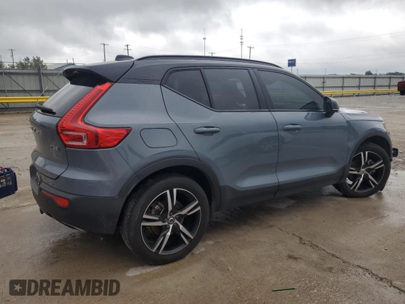 2020 Volvo XC40 R-Design with VIN YV4162UM4L2337658, listed as a Copart auction lot 61304505 with 105,673 mi miles and Salvage title. Bid and sale history available at DreamBid. Image 3.