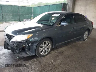 2012 Toyota Avalon z VIN 4T1BK3DB5CU457105, wystawiony jako IAAI lot #42375828 z przebiegiem 121 961 mil mil oraz . Historia ofert i sprzedaży dostępna na DreamBid. Obrazek 17.