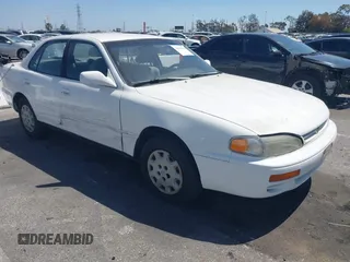 1995 Toyota Camry LE z VIN 4T1SK12E5SU518811, wystawiony jako IAAI lot #42007485 z przebiegiem 205 066 mil mil oraz . Historia ofert i sprzedaży dostępna na DreamBid. Obrazek 1.