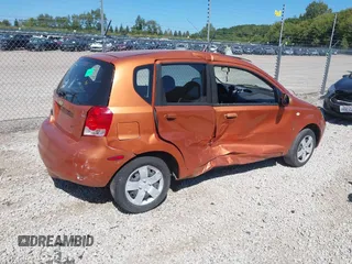 2007 Chevrolet Aveo LS z VIN KL1TD66697B746324, wystawiony jako IAAI lot #40257318 z przebiegiem 144 789 mil mil oraz . Historia ofert i sprzedaży dostępna na DreamBid. Obrazek 4.