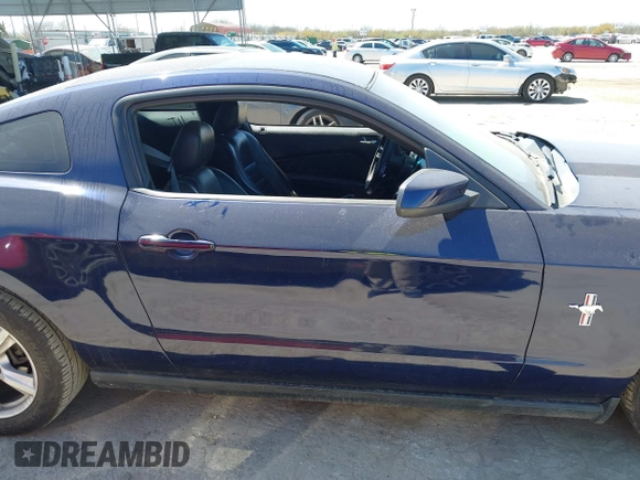 2012 Ford Mustang Premium z VIN 1ZVBP8AM8C5230118, wystawiony jako IAAI lot #41783944 z przebiegiem 113 851 mil mil oraz . Historia ofert i sprzedaży dostępna na DreamBid. Obrazek 13.