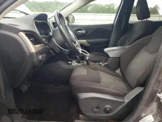 2017 Jeep Cherokee Latitude z VIN 1C4PJMCS6HW656227, wystawiony jako Copart lot #56210775 z przebiegiem 98 770 mil mil oraz Szkoda całkowita • Salvage title. Historia ofert i sprzedaży dostępna na DreamBid. Obrazek 7.