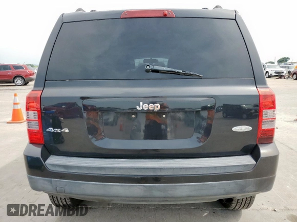 2011 Jeep Patriot Latitude z VIN 1J4NF1GB5BD101025, wystawiony jako Copart lot #57165965 z przebiegiem 100 980 mil mil oraz Czysty tytuł • Clean title. Historia ofert i sprzedaży dostępna na DreamBid. Obrazek 6.