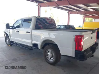 2024 Ford F-250 XL z VIN 1FT7W2AA4REF90588, wystawiony jako IAAI lot #42510225 z przebiegiem 925 mil mil oraz . Historia ofert i sprzedaży dostępna na DreamBid. Obrazek 3.