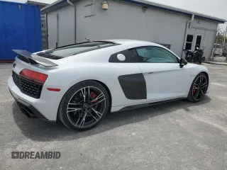2020 Audi R8 z VIN WUAKBAFX9L7900195, wystawiony jako Copart lot #59888215 z przebiegiem 16 548 mil mil oraz Czysty tytuł • Clean title. Historia ofert i sprzedaży dostępna na DreamBid. Obrazek 3.
