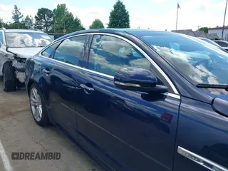 2019 Jaguar XJ R-Sport z VIN SAJWJ1CD0K8W20865, wystawiony jako IAAI lot #42206084 z przebiegiem 42 697 mil mil oraz . Historia ofert i sprzedaży dostępna na DreamBid. Obrazek 13.