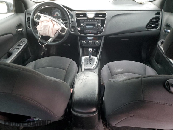 2013 Chrysler 200 Touring z VIN 1C3CCBBB2DN584591, wystawiony jako Copart lot #41503815 z przebiegiem Nie podano mil oraz Szkoda całkowita • Salvage title. Historia ofert i sprzedaży dostępna na DreamBid. Obrazek 8.