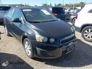 2015 Chevrolet Sonic LT z VIN 1G1JC5SH9F4126783, wystawiony jako IAAI lot #40894602 z przebiegiem 74 226 mil mil oraz . Historia ofert i sprzedaży dostępna na DreamBid. Obrazek 1.