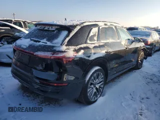 2024 Audi Q8 e-tron Premium Plus z VIN WA15AAGE4RB017020, wystawiony jako Copart lot #87812675 z przebiegiem 14 464 mil mil oraz Szkody całkowita. Historia ofert i sprzedaży dostępna na DreamBid. Obrazek 3.