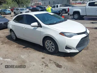 2018 Toyota Corolla L z VIN 5YFBURHE3JP766765, wystawiony jako IAAI lot #42471365 z przebiegiem 117 730 mil mil oraz . Historia ofert i sprzedaży dostępna na DreamBid. Obrazek 1.