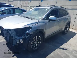2024 Toyota Corolla Cross XLE z VIN 7MUDAAAG3RV091250, wystawiony jako IAAI lot #42749438 z przebiegiem 13 481 mil mil oraz . Historia ofert i sprzedaży dostępna na DreamBid. Obrazek 20.