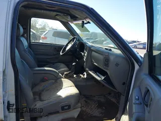 1999 GMC Jimmy SLE with VIN 1GKDT13W9X2545745, listed as a IAAI auction lot 40566227 with 1 mi miles. Bid and sale history available at carsss.com. Image 5.
