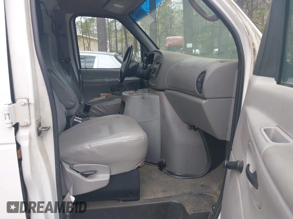 2001 Ford Econoline Cargo with VIN 1FTRE14261HA74696, listed as a IAAI auction lot 41915335 with 124,282 mi miles. Bid and sale history available at carsss.com. Image 5.