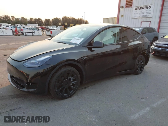 2025 Tesla Model Y Long Range with VIN 7SAYGDED5SF281818, listed as a IAAI auction lot 41302611 with 395 mi miles and . Bid and sale history available at DreamBid. Image 17.
