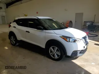 2020 Nissan Kicks S z VIN 3N1CP5BV0LL555751, wystawiony jako Copart lot #52790705 z przebiegiem 82 747 mil mil oraz Czysty tytuł • Clean title. Historia ofert i sprzedaży dostępna na DreamBid. Obrazek 4.
