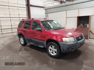 2006 Ford Escape XLT with VIN 1FMYU03106KC15575, listed as a IAAI auction lot 42017906 with 187,733 mi miles. Bid and sale history available at carsss.com. Image 1.