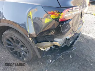 2024 Tesla Model Y z VIN 7SAYGDED8RF158878, wystawiony jako IAAI lot #42514586 z przebiegiem 18 594 mil mil oraz . Historia ofert i sprzedaży dostępna na DreamBid. Obrazek 6.